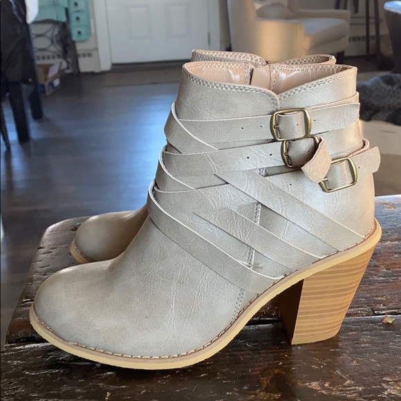 Booties DSW NEW - Picture 4 of 6